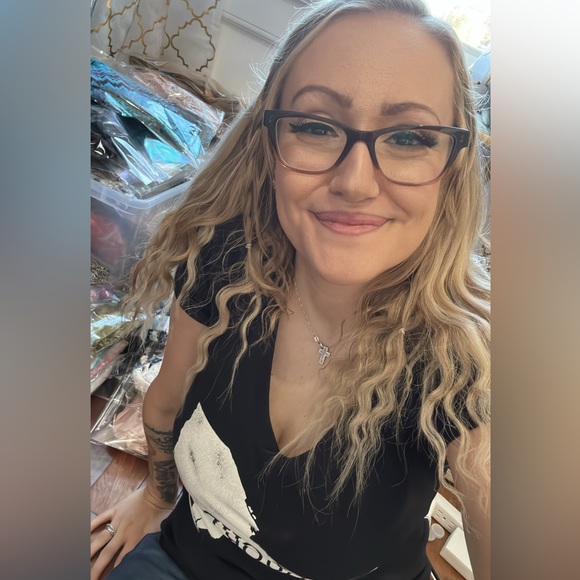 Meet your girl, Erin 💕 Posh Ambassador ✨ - Picture 3 of 4